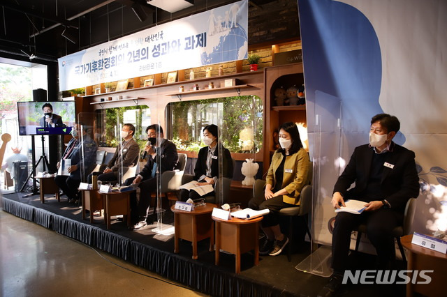 [서울=뉴시스] 발제 후 토론을 진행하고 있는 김순태 아주대학교 교수(사진 왼쪽 첫번째), 이영희 카톨릭대학교 교수(사진 왼쪽에서 두번째), 좌장을 맡은 정복영 국가기후환경회의 사무처장(사진 왼쪽에서 세번째), 조규리 GEYK 대표(사진 오른쪽 두번째) 등. (사진=국가기후환경회의 제공). 2021.04.13. photo@newsis.com