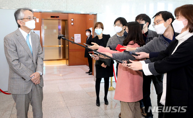 [서울=뉴시스]김명원 기자 = 아이보시 고이치 신임 주한 일본대사가 26일 오전 신임장 제출 및 최종건 외교부 제1차관을 면담 후 나서며 기자들의 질문에 답하고 있다. 2021.02.26. kmx1105@newsis.com