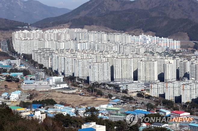 부산 기장군 정관신도시 수돗물에서 소독제 냄새가 난다는 신고가 잇따라 부산상수도사업본부가 조사에 나섰다. 
연합뉴스