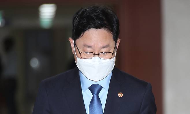 박범계 법무부 장관이 13일 정부서울청사에서 열린 국무회의에 참석하고 있다. 연합뉴스