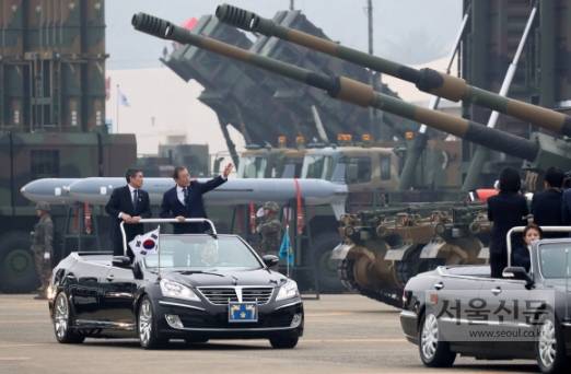 문재인 대통령이 1일 대구 공군기지에서 열린 제71주년 국군의날 기념식에서 육해공군 전력 지상사열을 하고 있다. 2019. 10.01. 도준석 기자pado@seoul.co.kr