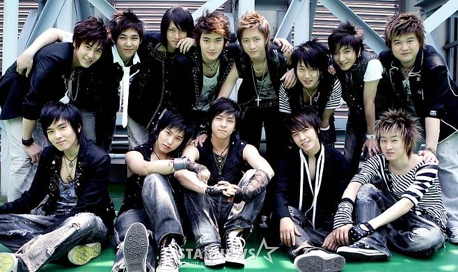 2006년 스타뉴스와 인터뷰에 앞서 포즈를 취한 13인 슈퍼주니어(SUPER JUNIOR) /사진=스타뉴스
