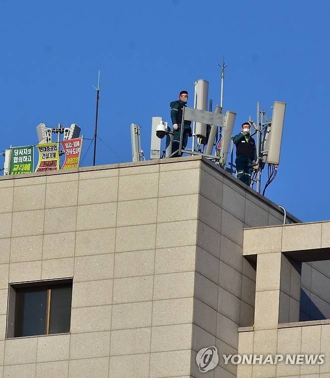 현대중공업 맞은편 호텔 옥상서 농성하는 하청 노동자 [현대중공업 노조 제공. 재판매 및 DB 금지]