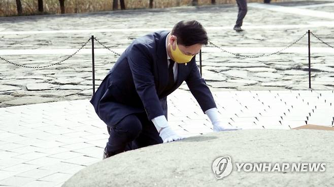 3월 9일 오후 더불어민주당 김두관 의원이 경남 김해시 봉하마을을 찾아 노무현 전 대통령 묘소를 참배하고 있다. [연합뉴스 자료사진]