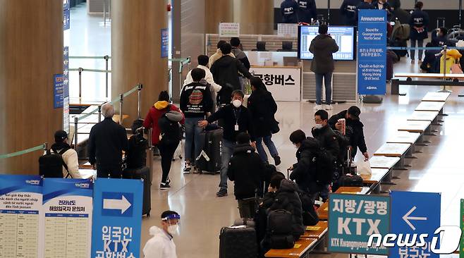 인천국제공항 제1터미널 입구장으로 들어오는 입국자들의 모습. 2021.3.4/뉴스1 © News1 김진환 기자