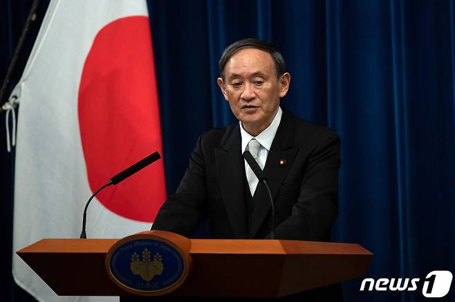 스가 요시히데 일본 총리가 관저에서 취임 후 첫 기자회견을 갖고 있다. © 로이터=뉴스1