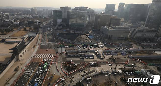 광화문광장 서쪽 5개 차로가 폐쇄돼 전체 차로가 10개에서 7개로 줄어든 가운데 9일 오전 서울 종로구 광화문 일대가 차량들의 정제로 답답한 교통 흐름을 보이고 있다. 2021.3.9/뉴스1 © News1 송원영 기자