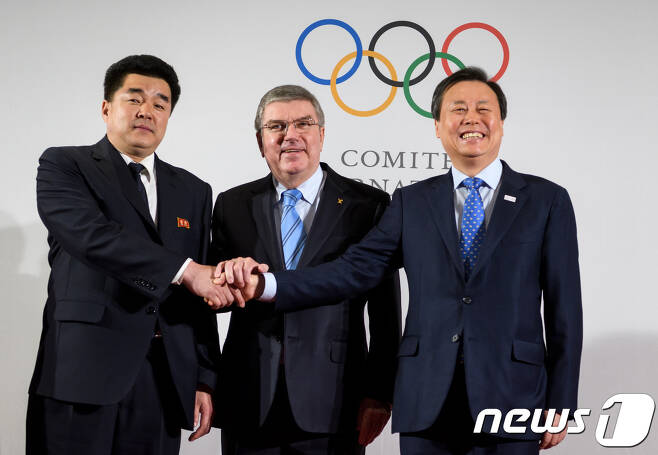 왼쪽부터 김일국 북한 체육상, 토바흐 바흐 IOC 위원장, 도종환 문화체육부장관. © AFP=News1