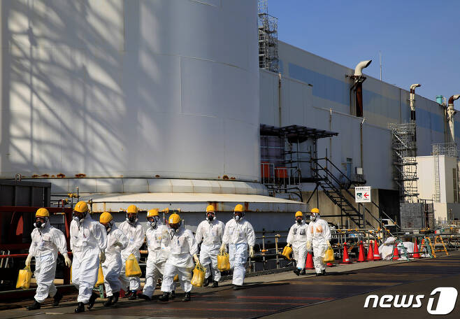 방사능 방호복을 착용한 일본 도쿄전력 후쿠시마 제1원자력발전소 직원들 © 로이터=뉴스1