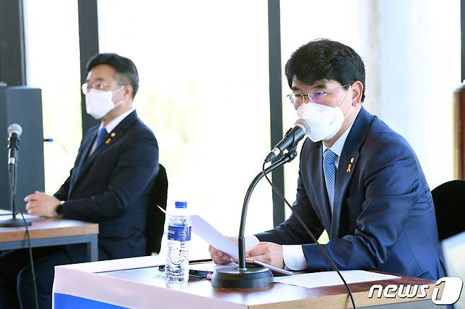 박완주 더불어민주당 원내대표 후보(오른쪽)가 14일 오전 서울 여의도 마리나클럽에서 열린 초선의원 모임 '더민초' 초청토론회에서 기조발언을 하고 있다. 왼쪽은 윤호중 후보. 2021.4.14/뉴스1 © News1 신웅수 기자