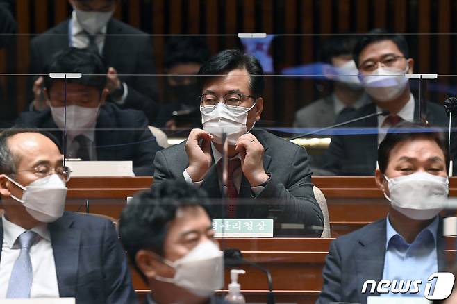 4.7 재보궐선거 개표상활실에서 물의를 빚었던 송언석 국민의힘 의원이 8일 오전 서울 여의도 국회에서 열린 의원총회에 참석해 마스크를 고쳐쓰고 있다. © News1 성동훈 기자