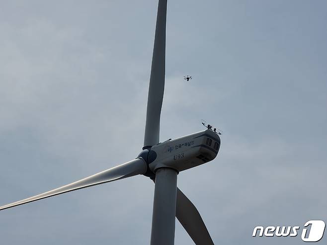 드론을 활용한 풍력발전기 안전점검 모습© 뉴스1