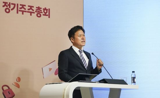 SK텔레콤은 존속회사인 'AI & 디지털 인프라 컴퍼니'와 신설회사인 'ICT 투자전문회사'로 인적분할을 추진한다고 14일 밝혔다. 사진은 박정호 SK텔레콤 최고경영자(CEO) 사장이 3월 정기 주주총회에서 발언하는 모습