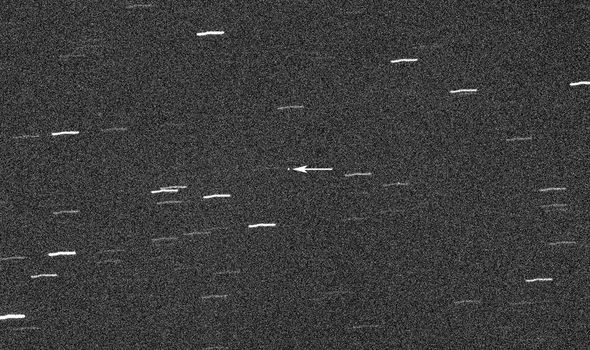 12일(현지시간) 지구를 스쳐 지나간 소행성 ‘2021 GW4’가 망원경에 포착됐다(화살표). 이날 미국 플로리다주와 바하마제도 상공에서 목격된 유성이 소행성의 잔해일 가능성이 제기됐다. Virtual Telescope Project 제공