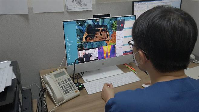 유오케이가 개발한 VR 비대면 재활의료 서비스 콘텐츠를 시연하고 있는 모습.