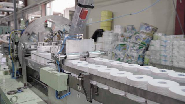 지난 1일 경기 하남시 동방제지 공장에서 화장지를 만들고 있다. 종이팩 등을 재생한 펄프로 만들었지만 일반 화장지와 생김새나 기능 면에서 차이가 없다. 현유리PD