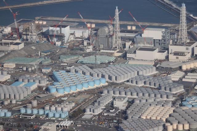 일본 정부가 13일 '해양 방류'를 결정한 일본 후쿠시마 원전 오염수를 담은 저장탱크들. 지난 10년간 125만 톤이 1,000여 개의 저장탱크에 보관돼 있는데 희석과정을 거쳐 2년 뒤부터 바다에 방류될 예정이다. AFP=연합뉴스