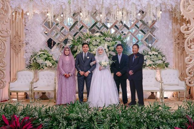인도네시아 한 신랑 신부의 결혼식 기념 가족 사진. 사진 오른쪽에 서 있는 신부 아버지는 이미 사망해 결혼식에 올 수 없었다. 콤파스닷컴 캡처