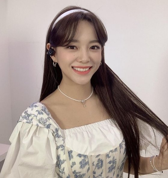 Singer and actor Kim Se-jeong showed off her bright beautiful looks.Kim Se-jeong posted two photos on his SNS on the 13th with the article The Show.The photo shows Kim Se-jeong, who is styled with a square neck blouse dress and headband.Lovely visuals and bright smiles reminiscent of Princess in Fairytale catch the eye.Fans who encountered the photos responded such as It is so beautiful, Everyday is Leeds and It is like Disney Princess.On the other hand, Kim Se-jeong released his first mini album Im on the 29th of last month and is working as the title song Warning (Feat. lIlBOI).