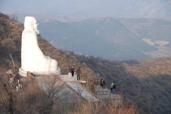 소림사 뒤에 있는 쑹산에는 달마의 거대한 조각상이 세워져 있다. 1시간 가까이 가파른 계단을 올라가야 한다.