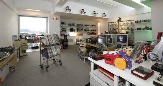 레트로 기기 편집숍 '레몬 서울'의 실내 모습. 카세트 플레이어와 붐박스 등 각종 레트로 음향 기기가 망라되어 있다. 임현동 기자