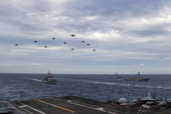 미국 해군은 지난 2월 9일(현지시간) 남중국해에서 핵추진 항공모함인 니미츠함과 시어도어 루스벨트함 등 2척이 합동훈련을 벌였다고 밝혔다. 미국 해군