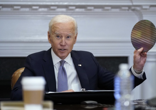 President Biden Holds up a Wafer and Stresses Investment in Semiconductors: U.S. President Joe Biden holds up a silicon wafer during a video summit with CEOs of semiconductor manufacturers at the Roosevelt Room in the White House on April 12 (local time). Washington D.C. AP Yonhap News
