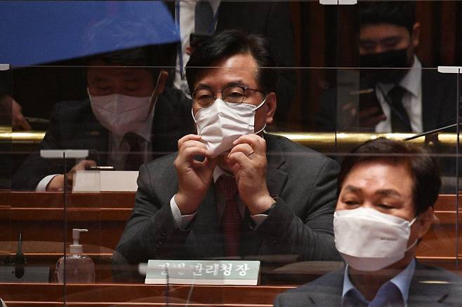 당직자 폭행 논란에 선 국민의힘 송언석 의원이 지난 8일 오전 서울 여의도 국회에서 열린 의원총회에 참석하고 있다. 연합뉴스