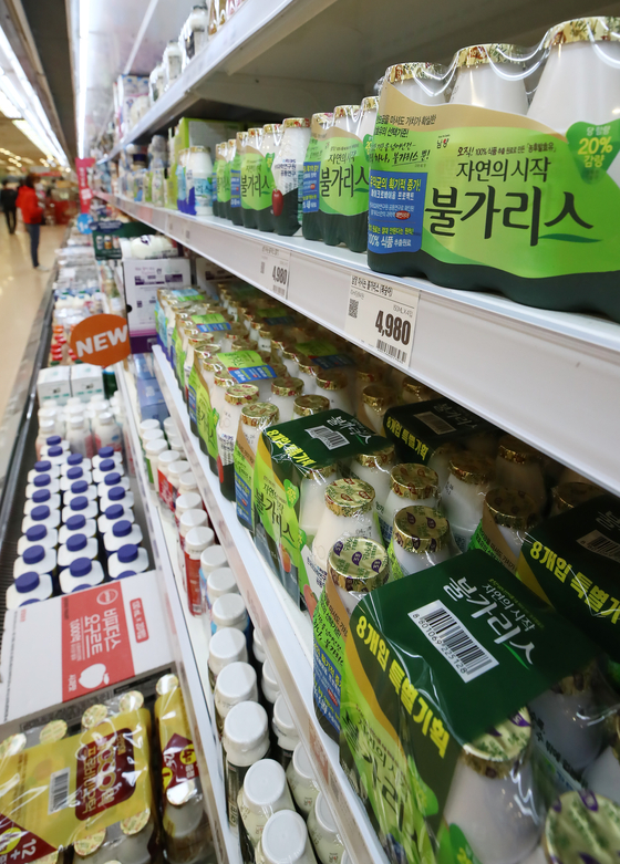 Namyang Dairy Products' Bulgaris yogurt is displayed in a big discount store in downtown Seoul on Wednesday. Shares spiked to 489,000 won ($440) during morning trading on Wednesday after the company claimed its yogurt reduces the chance of Covid-19 infection, but plunged to close at 360,500 won. [YONHAP]
