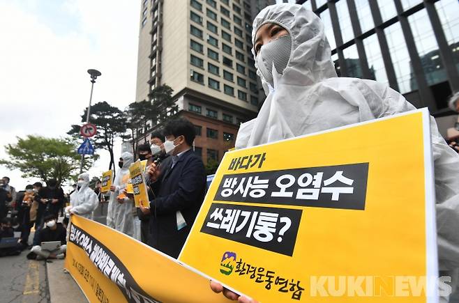 일본 정부가 후쿠시마 오염수 해양 방출을 공식 결정한 13일 오전 서울 종로구 옛 일본대사관 평화의 소녀상 앞에서 시민방사능감시센터와 환경운동연합 회원들이 후쿠시마 방사성 오염수 해양방류 반대 기자회견을 열고 스가 요시히데 일본 총리 분장을 한 퍼포먼스를 하고 있다. 사진=박태현 기자