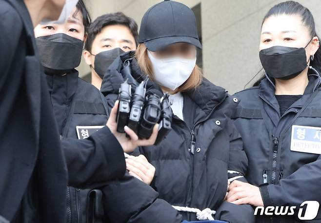 경북 구미서 숨진 3살 여아의 외할머니로 알려졌지만 DNA검사 결과 친모로 밝혀진 A씨가 지난달 17일 구미경찰서에서 대구지검 김천지청으로 호송되고 있다. /사진=뉴스1