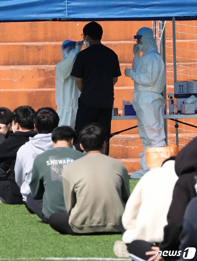 대전에서 학원을 매개로 한 신종 코로나바이러스 감염증(코로나19)이 학교, 가족 등으로 확산되고 있는 가운데 6일 오후 대전 동구에 위치한 고등학교에서 학생들을 대상으로 전수조사를 하고 있다. /사진=뉴스1