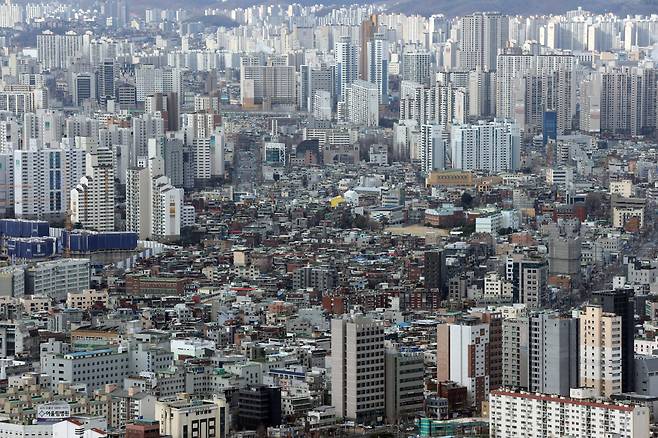 서울 시내의 아파트와 주택의 모습. [연합]