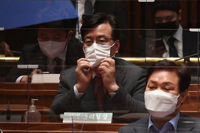 8일 오전 서울 여의도 국회에서 열린 의원총회에 참석해 마스크를 고쳐 쓰고 있다. 뉴스1