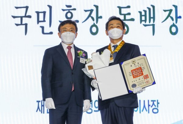 박병모 자생의료재단 이사장(오른쪽)과 권덕철 보건복지부 장관