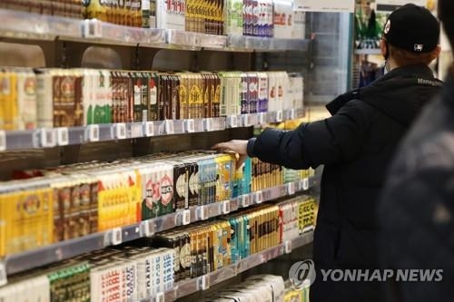 대형마트 맥주 판매대 지난달 15일 서울 시내 한 대형마트 맥주 판매대 모습. [연합뉴스 자료사진]