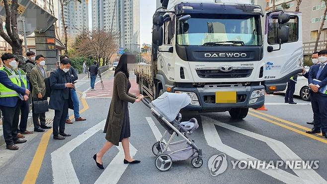 "화물차에서 피해자 보였나" 광주 스쿨존 사망사고 현장검증 (광주=연합뉴스) 18일 오전 광주 북구 운암동 한 아파트 앞 어린이보호구역(스쿨존)에서 지난해 11월 발생한 사망사고 재판과 관련해 현장 검증이 이뤄지고 있다. 당시 8.5t 화물차가 세 남매와 어머니를 차로 들이받아 만 2세 여아가 숨지고 다른 가족이 중상을 입었다. 당시에는 횡단보도가 있었으나 광주 북구청은 사고 이후 횡단보도를 없애고 인도에 철제 울타리를 설치한 상태다. 2021.3.18 [광주지법 제공. 재판매 및 DB 금지] areum@yna.co.kr