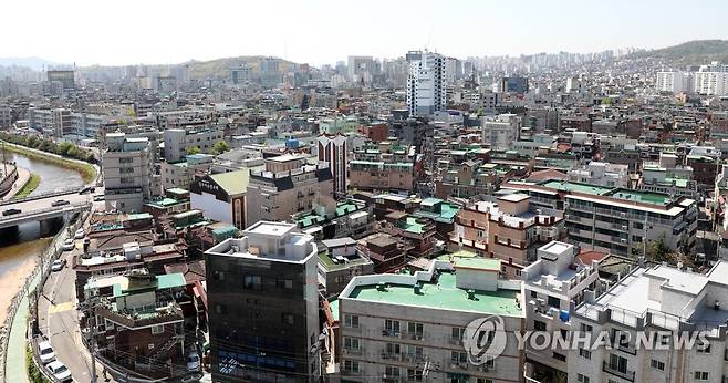 도심 공공주택 복합개발 2차 후보지 발표 (서울=연합뉴스) 한상균 기자 = 14일 정부는 도심 공공주택 복합개발 사업 2차 후보지로 강북구 미아역 미아사거리역과 동대문구 청량리역 역세권, 강북구 수유동 빌라촌 등 13곳을 선정했다. 사진은 수유동 저층주거지사업 부지 일대(구 수유12구역).      역세권과 준공업지역, 저층주거지 등 도심 내 저밀 개발지역에 용적률 인센티브 등을 부여해 고밀 개발하는 2·4 공급 대책 핵심 사업이다. xyz@yna.co.kr