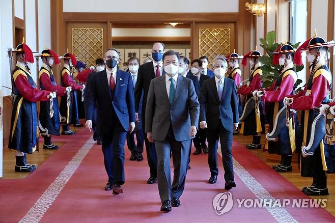 환담장 이동하는 문 대통령 (서울=연합뉴스) 최재구 기자 = 문재인 대통령이 14일 오전 청와대에서 일본, 도미니카공화국, 라트비아 주한대사 신임장 제정식을 마친 뒤 대사 및 관계자들과 환담장으로 이동하고 있다. 2021.4.14 jjaeck9@yna.co.kr