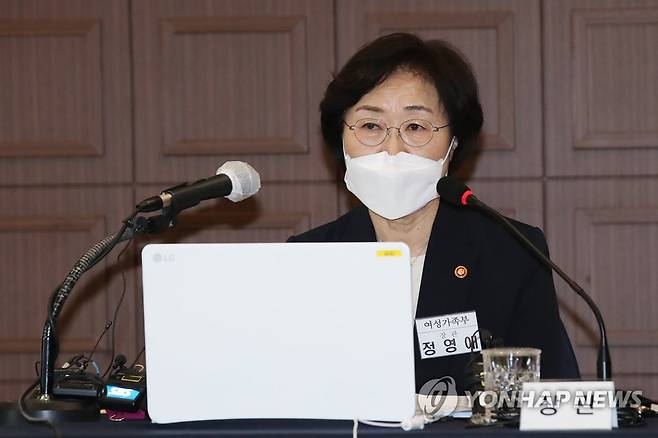 간담회하는 정영애 장관 (서울=연합뉴스) 강민지 기자 = 정영애 여성가족부 장관이 14일 오후 서울 중구 프레스센터에서 출입기자 간담회를 하고 있다. 2021.4.14 mjkang@yna.co.kr
