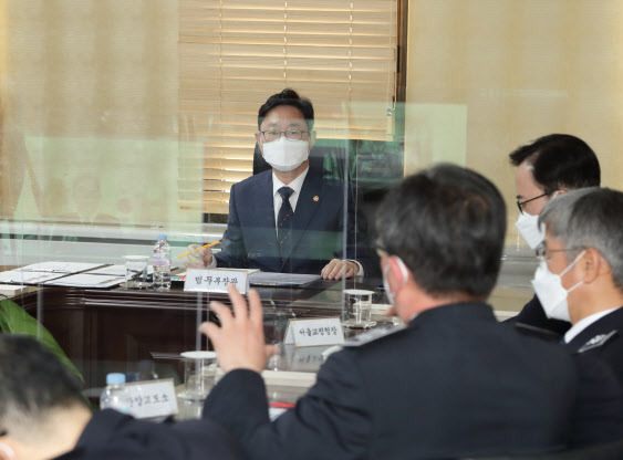 박범계 법무부 장관이 15일 오후 2시 정부과천청사 법무부 교정본부 영상회의실에서 전국 교정기관장들과 회의를 진행하고 있다.(사진=법무부)