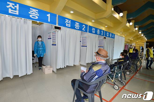 15일 경북 경주시 실내체육관 앞에서 지역 75세 노인들이 신종 코로나바이러스 감염증(코로나19) 화이자 백신 접종을 받기 위해 접종실 앞에서 기다리고 있다.  2021.4.15/뉴스1 © News1 최창호 기자