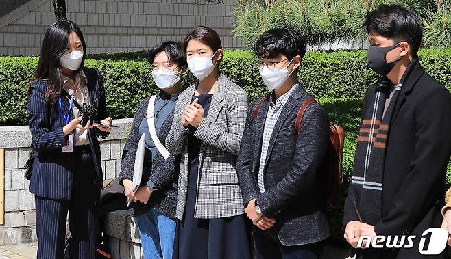 음주운전 사고로 숨진 대만인 유학생 쩡이린(曾以琳) 씨의 친구들과 변호를 맡은 손세영 변호사가 14일 오후 서울 서초구 서울중앙지법에서 열린 음주운전 가해자의 선고공판을 마친 뒤 기자회견을 하고 있다. 지난해 11월 6일 서울 강남구의 도로에서 술에 취한 채 차를 운전하다가 횡단보도를 건너던 대만인 유학생 쩡이린 씨를 치어 숨지게 한 가해자에게 법원은 이날 징역 8년의 실형을 선고했다. 2021.4.14/뉴스1 © News1 구윤성 기자