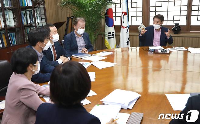 15일 동구청 회의실에서 '화정공원 어울림문화센터 건립 건축설계용역 최종 보고회'를 개최했다.(울산 동구 제공) © 뉴스1