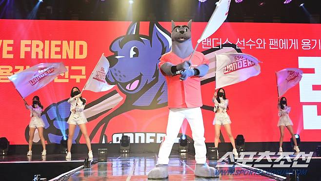 SSG 랜더스 창단식에서 마스코트 랜디가 첫 등장했다. 처음엔 눈 모양이 이상했으나 지금은 눈 성형을 마쳤다.