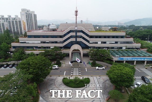 충남 아산시가 한국자동차연구원 차량용 반도체 및 자율주행차 R&D캠퍼스 유치에 성공했다. 사진은 아산시청 전경./ 아산시 제공