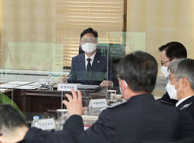 신종 코로나바이러스 감염증(코로나19) 집단감염 등 최근 교정시설 내 사건·사고가 잇달아 발생하자 박범계 법무부 장관은 15일 전국 교정기관장을 모아 긴급회의를 개최했다. /법무부 제공