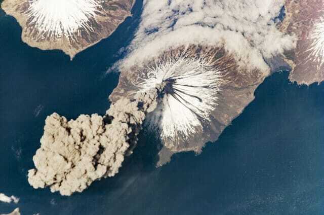 알래스카 클리블랜드 화산이 화산활동을 시작해 화산재 기둥을 만드는 모습. 2006년 5월 3일 촬영됐다. (사진=NASA)