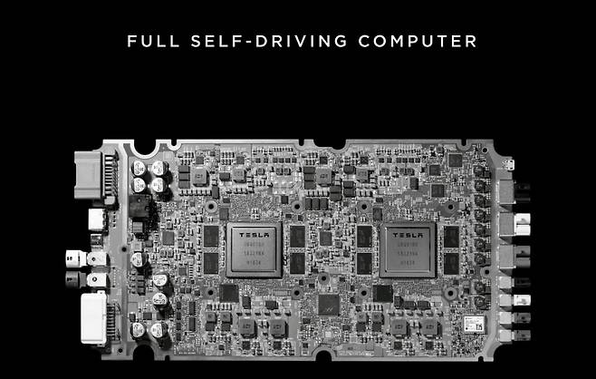 테슬라 차량은 각종 성능을 소프트웨어 업데이트로 개선할 수 있는 SDV(Software Defined Vehicle)라고 할 수 있다. 사진은 테슬라의 주행보조기능을 담당하는 통합 전자제어유닛. /테슬라