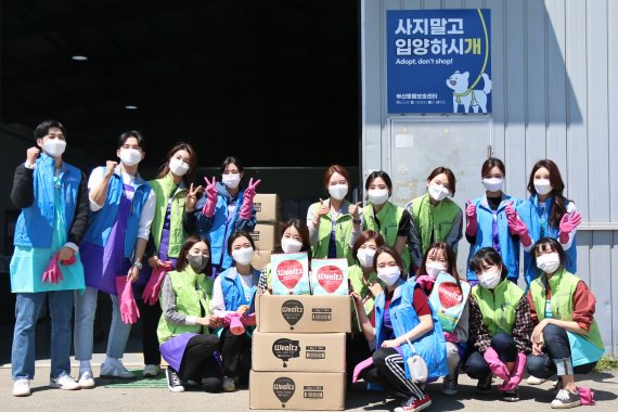 지난 14일 부산시 강서구에 위치한 부산동물보호센터에서 에어부산 직원들이 유기동물을 위한 자원봉사 활동에 앞서 기념사진을 찍고 있다./제공=에어부산